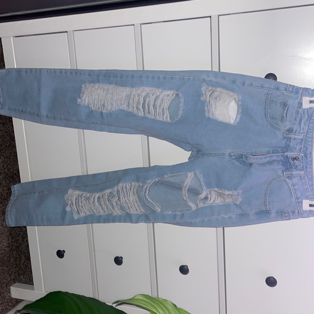 Distressed high waisted jeans